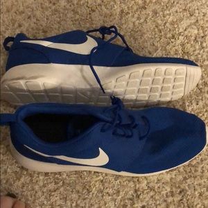 Blue nike tennis shoes
